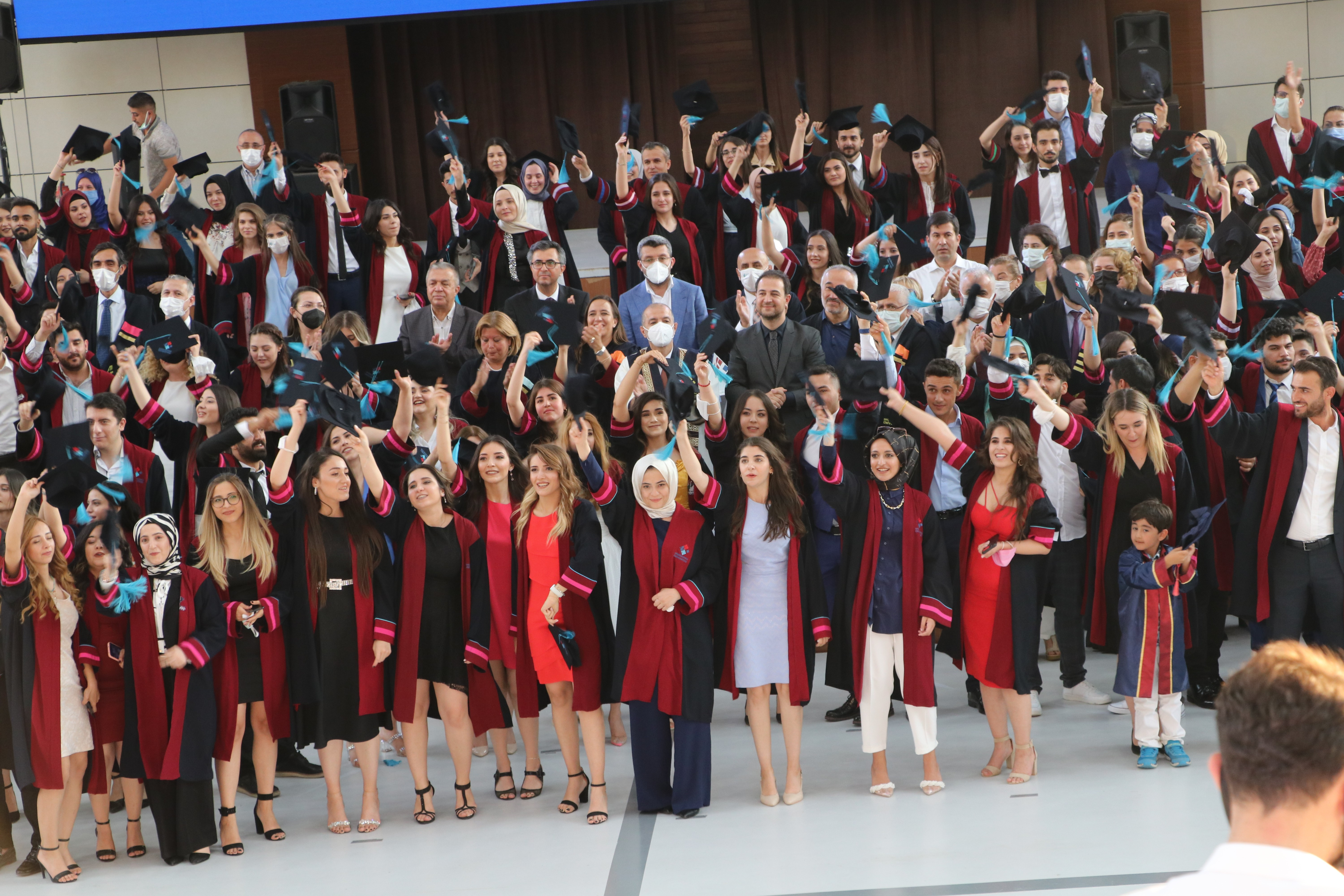 Hasan Kalyoncu Üniversitesi’nde 2021 mezunları kep attı