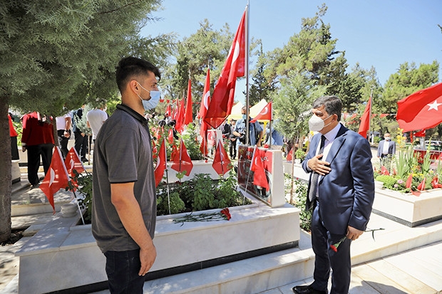 Fadıloğlu, şehitleri mezarı başında andı