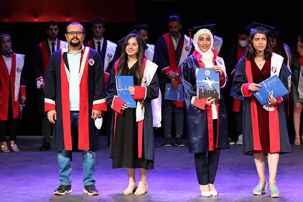 GAÜN Güzel Sanatlar Fakültesi'nde mezuniyet sevinci