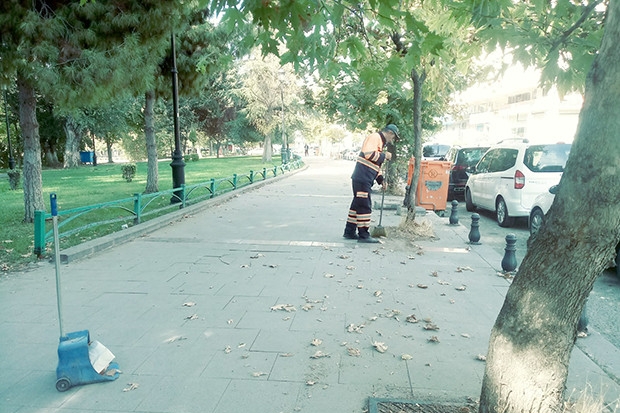 Cadde ve sokaklarda Sonbahar temizliği