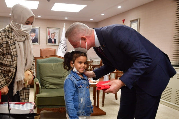 Bayrak sevgisi kameralara yansıyan küçük kız, Vali Gül ile bir araya geldi