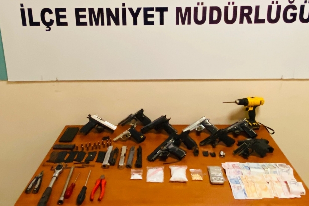 Polis uyuşturucu satıcılarına göz açtırmıyor