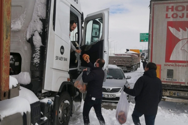 Otoyolda kalanlara kumanya dağıtıldı