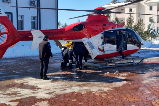 Ambulans helikopter doğum sancısı tutan kadın için havalandı