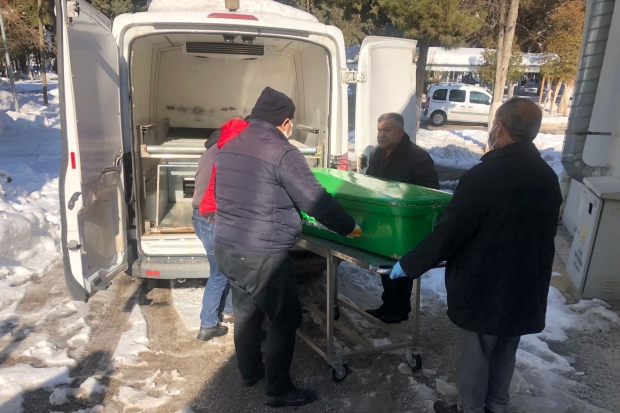 Çatıdan düşen kar kütlesi yaşlı adamı hayattan kopardı