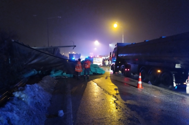 Tırla çarpışan yolcu otobüsü şarampole devrildi