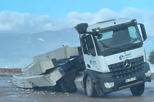 Beton blok yüklü tır devrildi