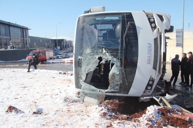 Gaziantep’te işçi servisi devrildi: 3 yaralı