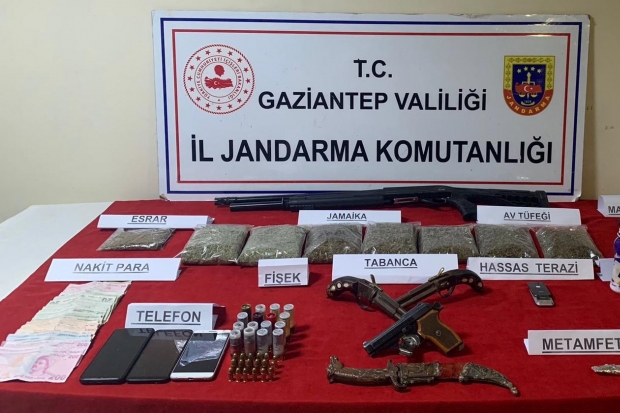 Jandarma uyuşturucu satıcısı ve kaçakçılara göz açtırmıyor