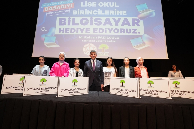 Tüm lise öğrencileri bilgisayar ile ödüllendirildi