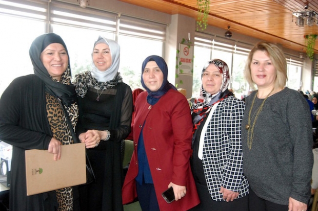AK Partili kadınlardan ihtiyaç sahibi çocuklara giyim yardımı