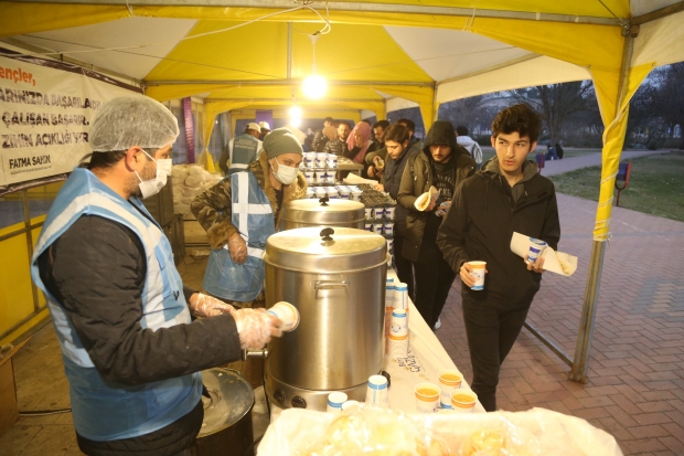 Final sınavlarında öğrenciyelere yemek ikramı yapılıyor