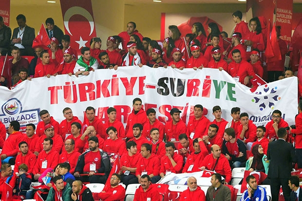 Mülteciler, Türkiye-İsveç maçını izledi