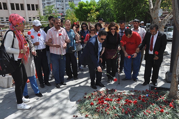 Engelli vatandaşlar karanfil bıraktı