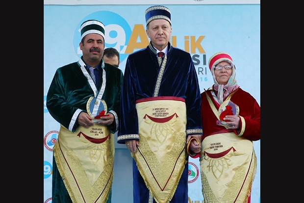 Ödülünü Cumhurbaşkanı Recep Tayyip Erdoğan'dan aldı
