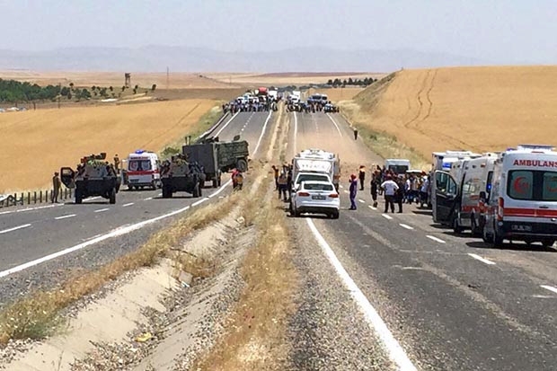 Diyarbakır’da askeri araca saldırı: 8 asker yaralı