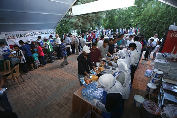 Şahin, ilk iftarını öğrencilerle açtı