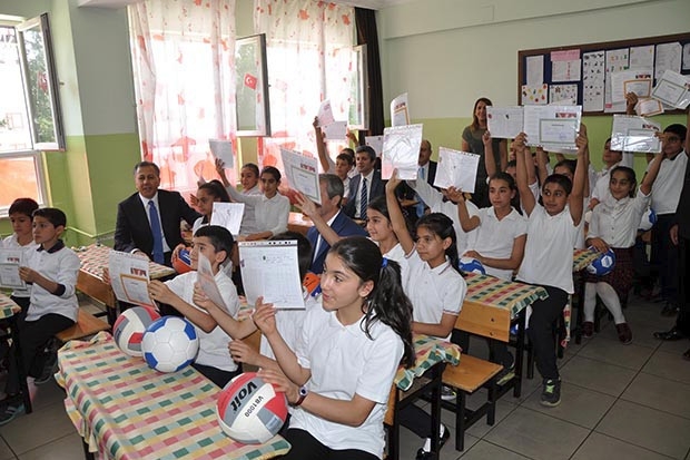 Gaziantep'te öğrencilerin karne sevinci