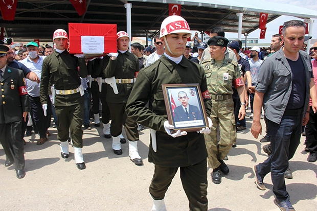 Gaziantep şehidini dualarla uğurladı