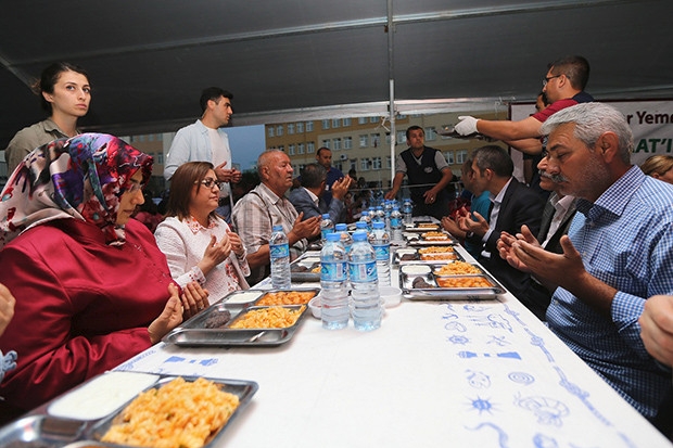 Şahin, vatandaşlarla iftar yaptı