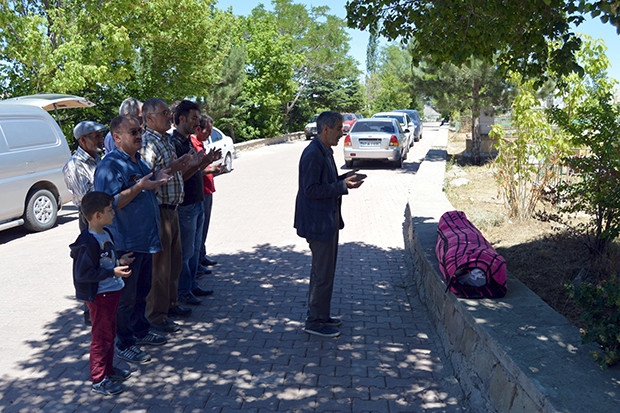 Üç polisi şehit eden gence 'tabutsuz' cenaze