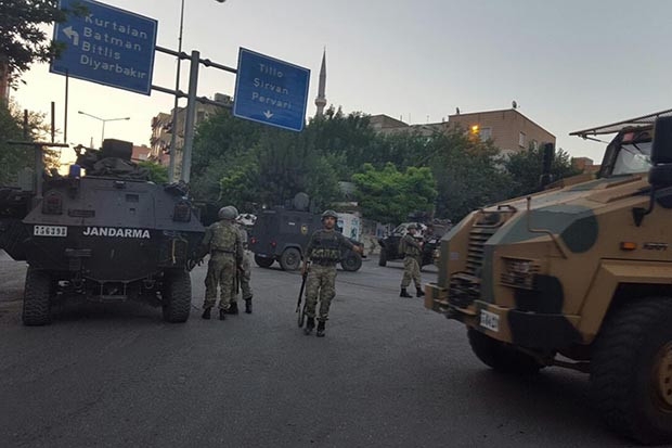 PKK, karakol ve üs bölgesine saldırdı: Anne ile oğlu yaralı