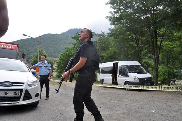 Maçka’da teröristler yol kontrolü yapan polise saldırdı:2 polis şehit