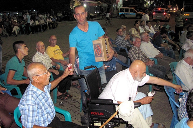 Araban’da demokrasi nöbeti tutanlara dondurma ikramı