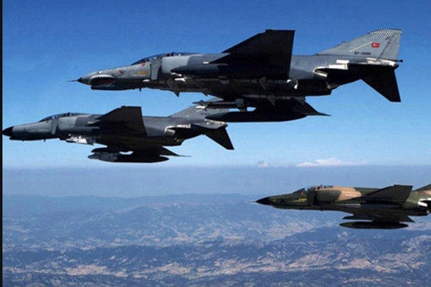 Savaş uçakları Irak'taki PKK yuvalarını vurdu