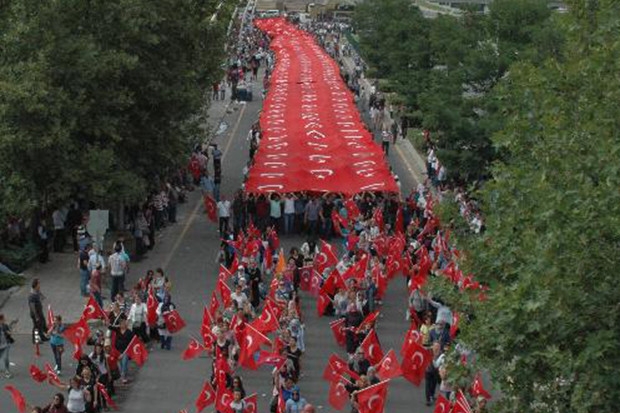 Külliye’den AK Parti binasına dev Türk bayrağı açıldı
