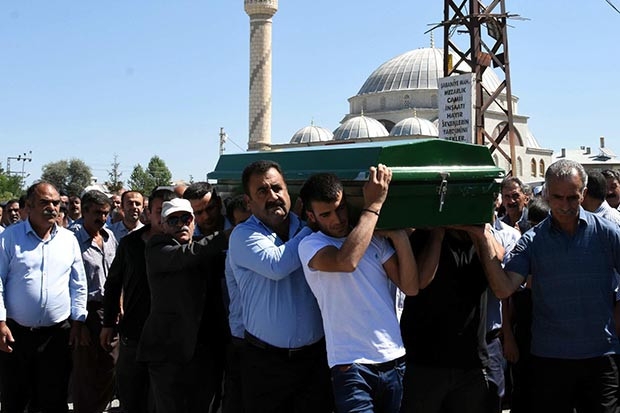 Gaziantep'teki saldırıda ölen 17 yaşındaki Metin, Van'da toprağa verildi