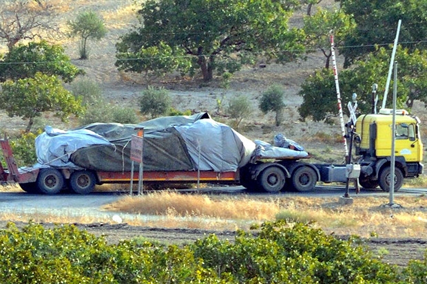 Roketle vurulan tank Gaziantep'e getirildi