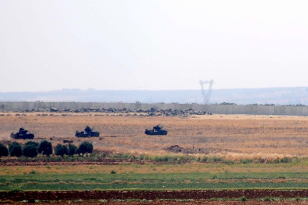 Zırhlı birlikler Suriye'ye geçti