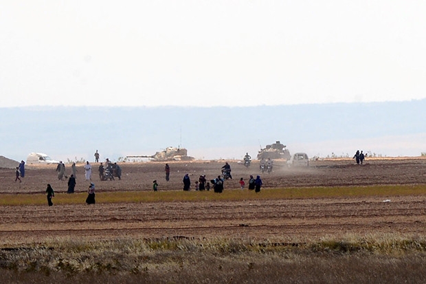 Sivil halk Türkiye sınırına sığındı