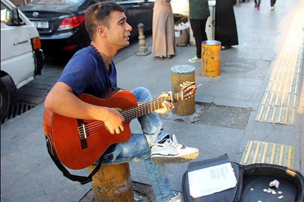 Gaziantepli genç sokaklarda gitar çalarak engelli annesine ve babasına bakıyor