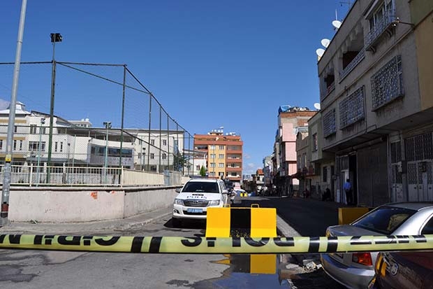 Gaziantep'te  Cemevi'nin önüne beton bariyerler konuldu