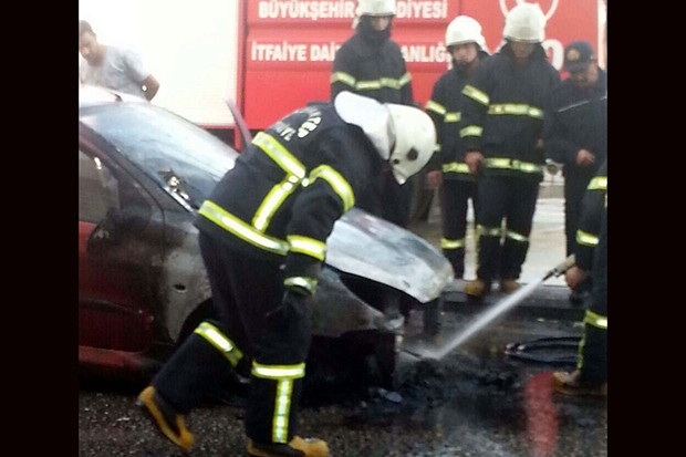 Gaziantep'te park halindeki otomobil yandı