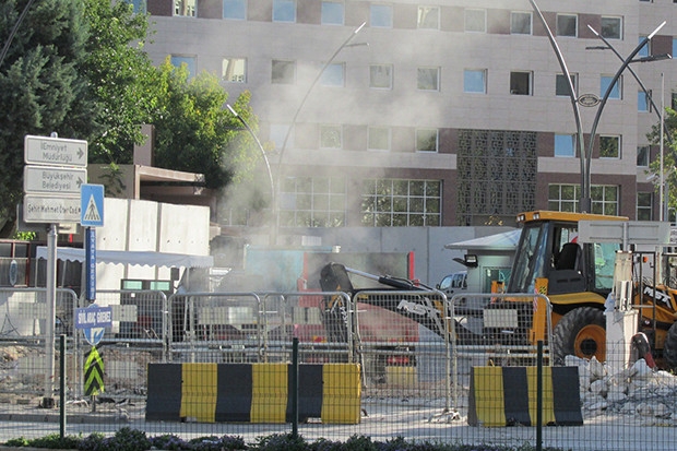 Gaziantep Emniyet Müdürlüğü önünde doğalgaz borusu patladı