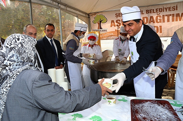 Şehitkamil’de aşure ikramı başladı