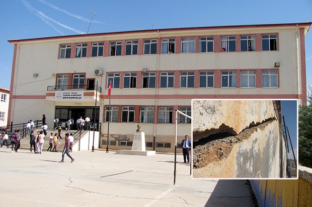 Gaziantep'teki okul çökme teklikesiyle karşı karşıya