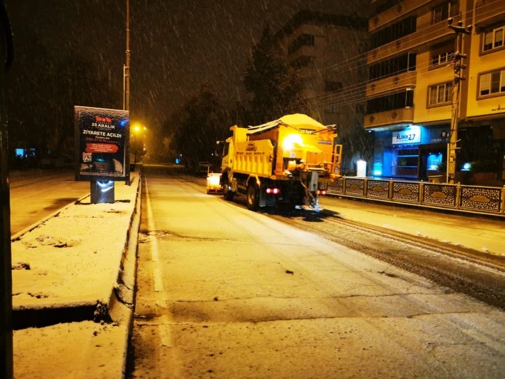 Büyükşehir karla mücadeleyi tüm gece sürdürdü