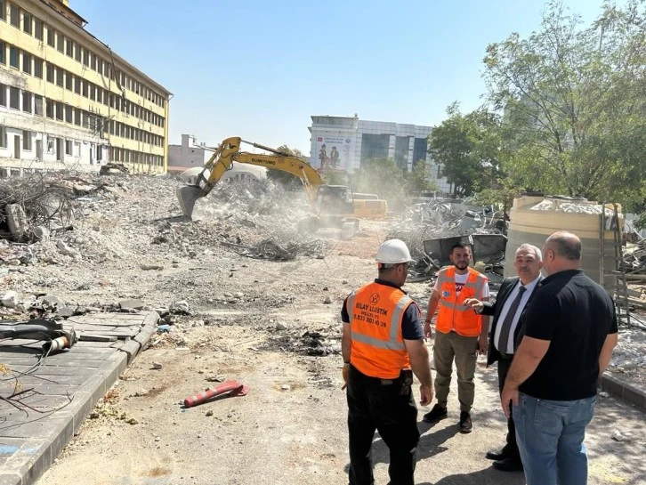 Çetin, tarihi yıkımı yerinde inceledi