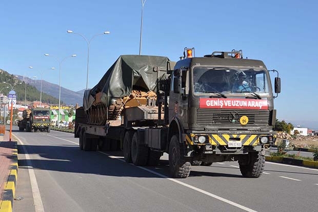 İslahiye'den Suriye sınırına askeri sevkiyat