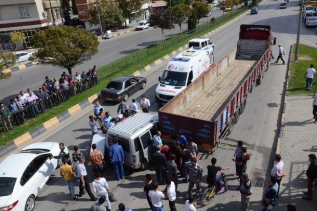 Gaziantep’te hafif ticari araç TIR’a çarptı