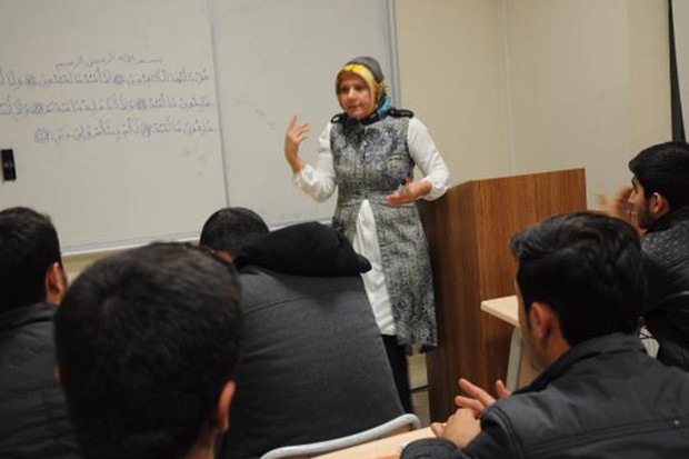 Öğretmenlik özlemini Türk öğrencilerle dindiriyor