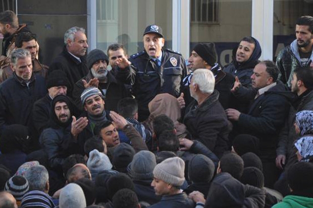 Suriyelilerin izdihamına polis müdahalesi