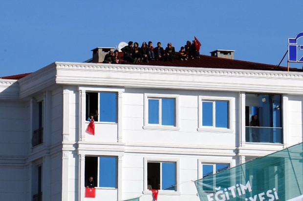 Cumhurbaşkanı Erdoğan’ı görebilmek için çatılara çıktılar