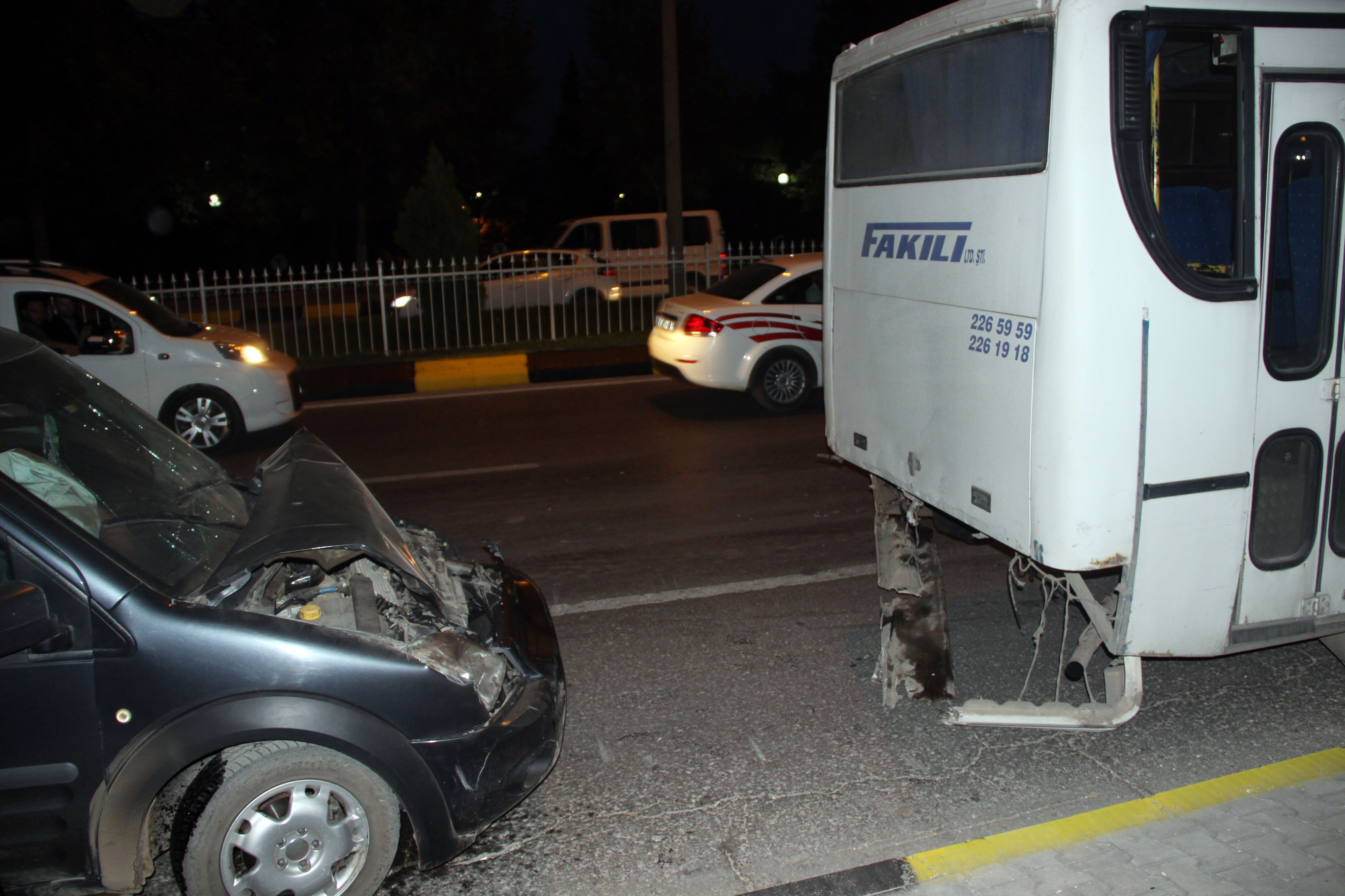 Lastiği patlayan araç, zincirleme kazaya neden oldu