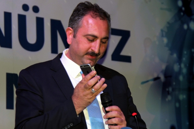 Davutoğlu, Gaziantep'teki muhtarlara müjdeyi cep telefonundan verdi