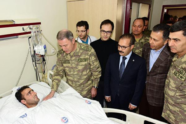 Genelkurmay Başkanı Hulusi Akar'dan yaralı askerlere ziyaret